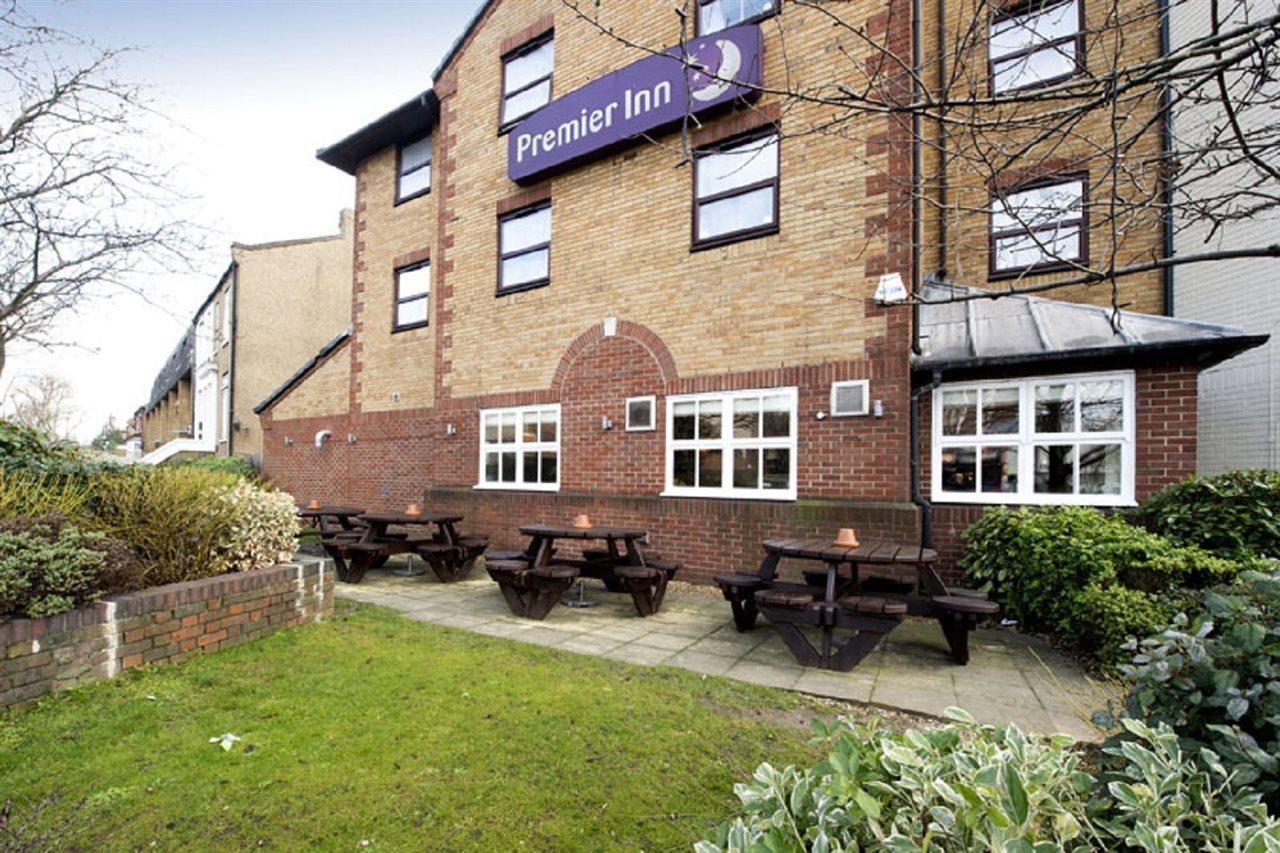 Premier Inn London Romford Exterior photo